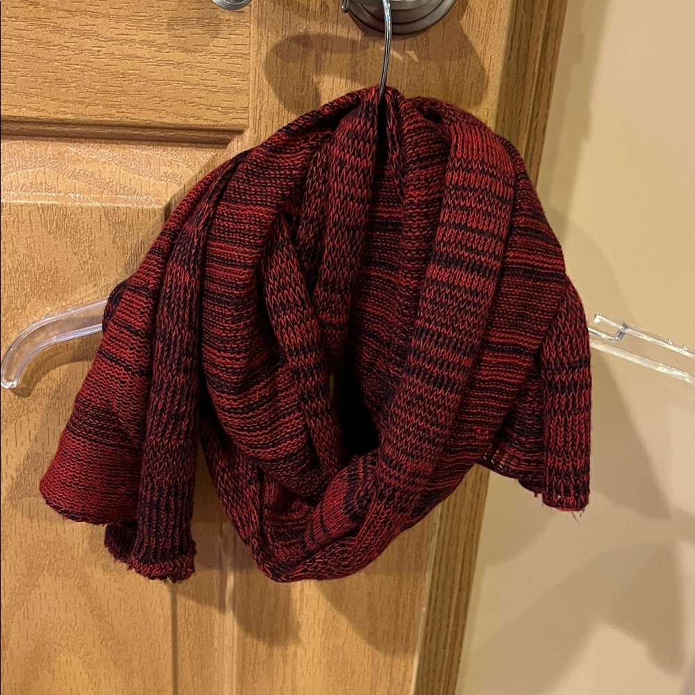 Olsenboye Red and black acrylic scarf EUC